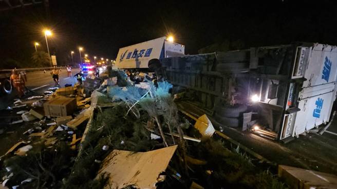 国道3号北上144公里通霄路段联结车追撞大货车肇事，联结车子车翻覆货车撒满对向南下车道。（读者提供／谢明俊苗栗传真）