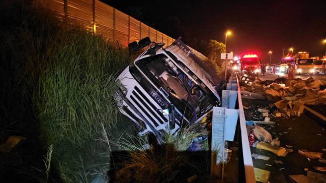 国道3号北上144公里通霄路段联结车追撞大货车肇事，遭撞大货车衝落外侧边坡。（读者提供／谢明俊苗栗传真）