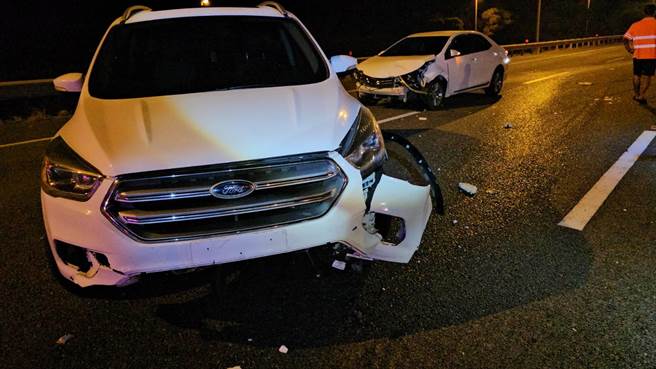 国道3号北上144公里通霄路段联结车追撞大货车肇事，波及对向南下车道2部小轿车。（读者提供／谢明俊苗栗传真）