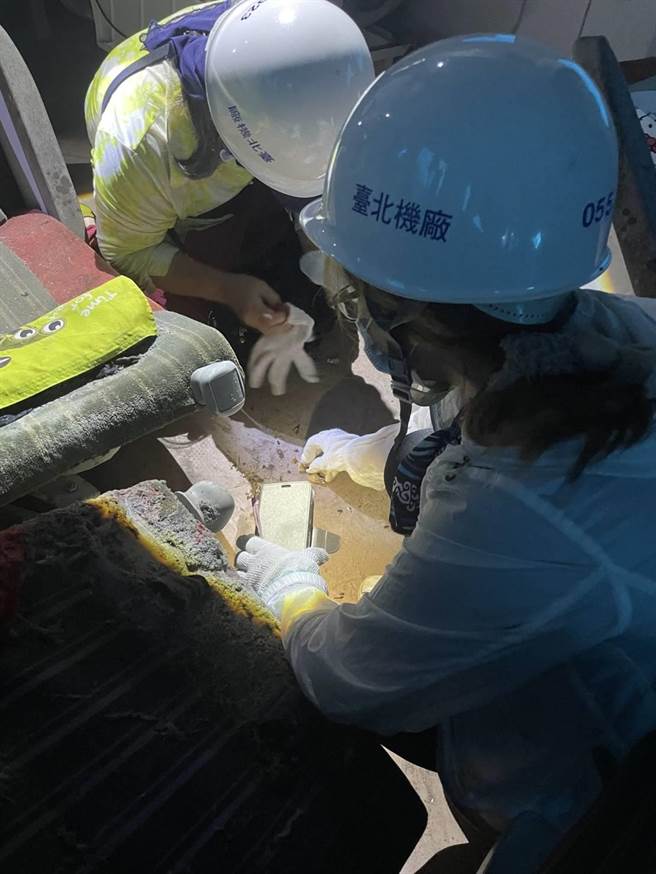 台铁普悠玛号罹难者家属重回事故车厢(家属提供)