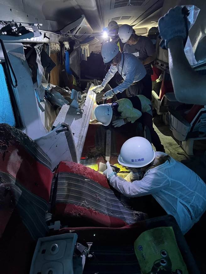 台铁普悠玛号罹难者家属重回事故车厢(家属提供)