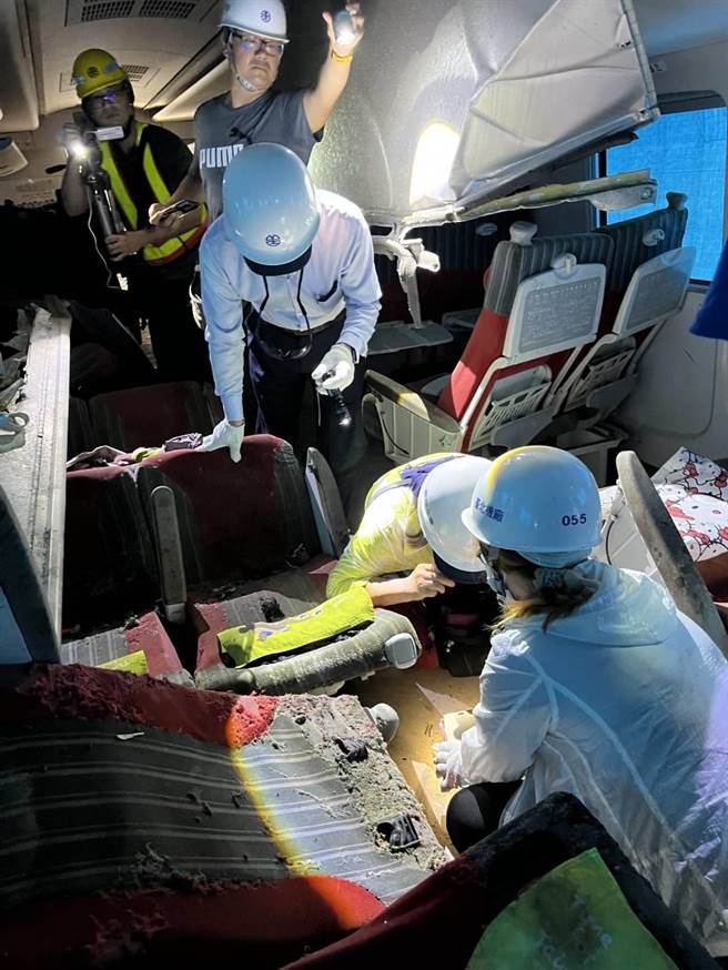 台铁普悠玛号罹难者家属重回事故车厢(家属提供)