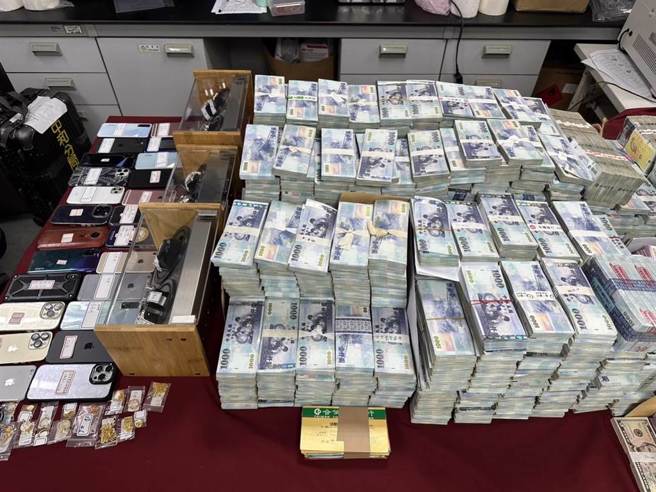 破灵骨塔诈骗女嫌将 1.3亿千元钞、金块堆满家中。(警方提供)