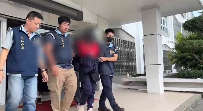 破灵骨塔诈骗女嫌将 1.3亿千元钞、金块堆满家中。(警方提供)