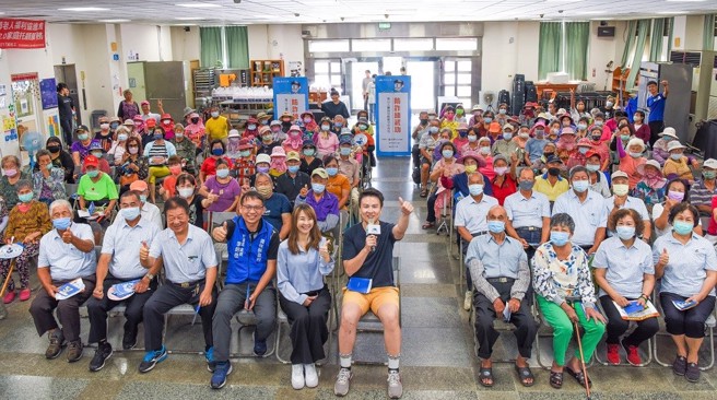 南山人寿前进云、嘉举办「防诈练武功」高龄友善讲座，向现场长辈宣导防诈骗观念，呼吁长辈随时提高警觉、顾好老本。 （图/南山人寿提供）