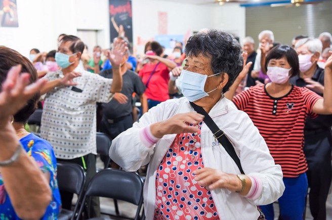 「防诈练武功」讲座除宣导防诈骗，也带领现场长辈进行健康操，用行动守护长辈的身体健康与经济安全。 （图/南山人寿提供）