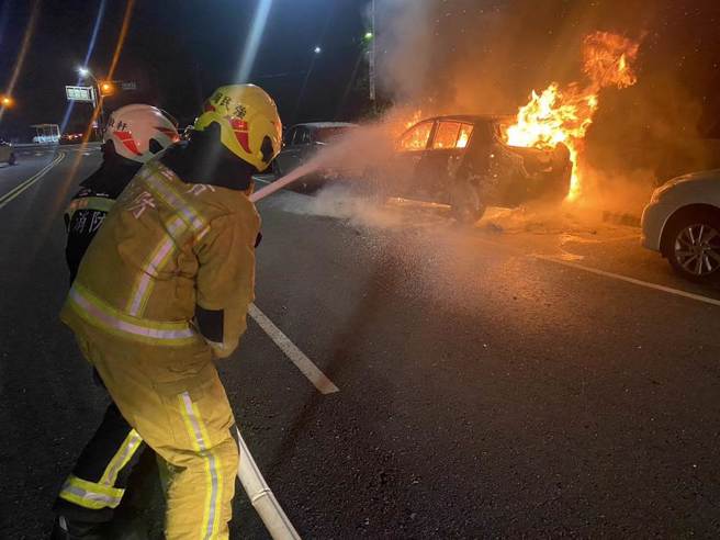 扯！基隆女想不开引火烧车，父「千钧一髮拉出她」幸无伤。(戴志扬翻摄)