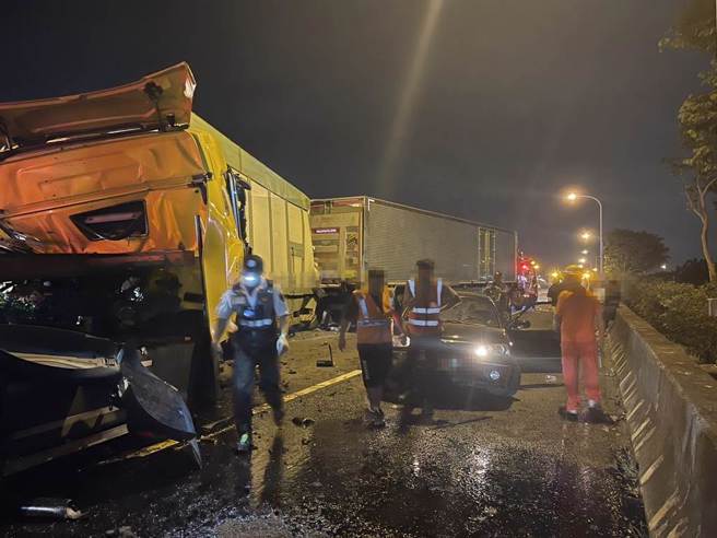 国道1号南下冈山路段昨天深夜发生5车连环撞重大车祸，现场共3部联结车、1台大货车、1台小客车撞成一团，警消出动8车21人前往救援，现场有5位民眾轻重伤送医治疗，车祸发生原因尚待厘清。（高雄市消防局提供／林雅惠传真）