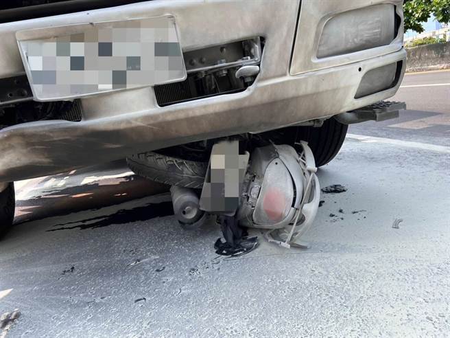 机车与大货车碰撞后被卷进大货车底，现场还留下1道火线。（民眾提供／孙英哲彰化传真）