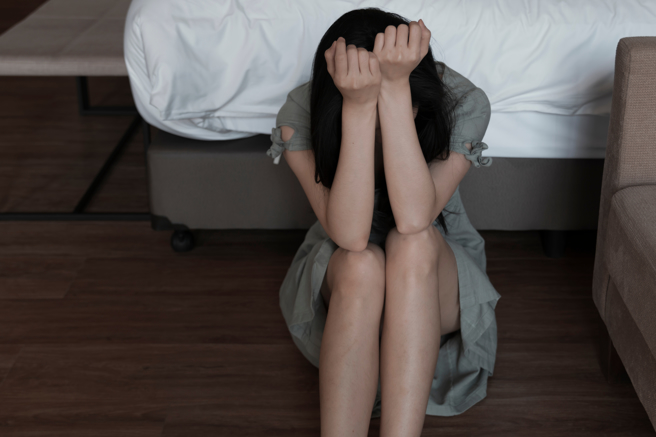 游戏愿赌服输？受害女泪空险被3男性侵 法官藉「这一点」判猥亵罪。（示意图/ shutterstock）