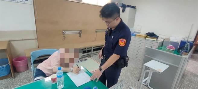 警员以纸笔循循善诱，让该名男子以涂鸦、画圈等方式表达，透过系统查询顺利找到男子家人。（警察局提供）