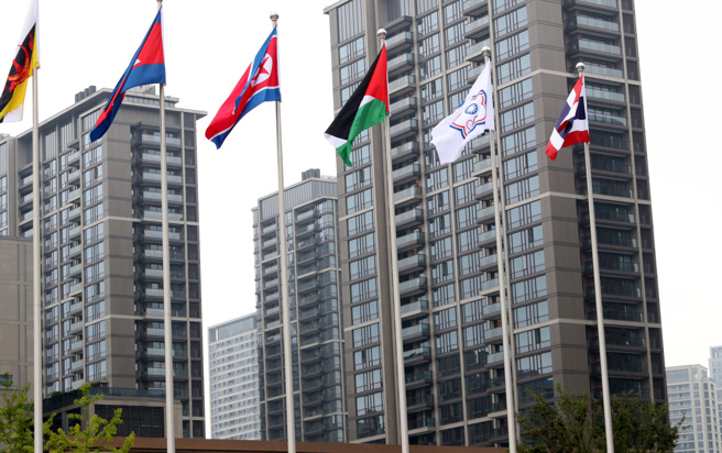 杭州亚运中华队22日与与汶莱、柬埔寨、北韩、巴勒斯坦与泰国一起升旗，之后由总领队蔡家福代表致赠纪念品。（郑任南摄）