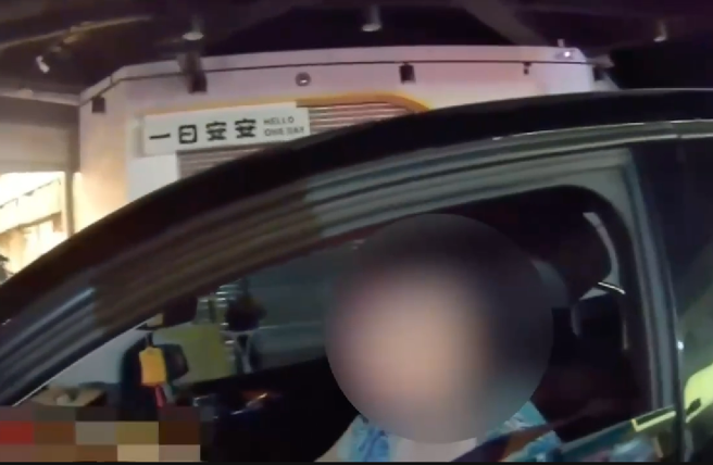 宾士妇违停买晚餐被开单 ，当街狂骂「臭要饭」踩油门欲撞警。(戴志扬翻摄)