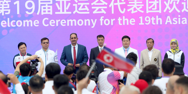 杭州亚运中华队22日与与汶莱、柬埔寨、北韩、巴勒斯坦与泰国一起升旗，之后由总领队蔡家福代表致赠纪念品。（郑任南摄）