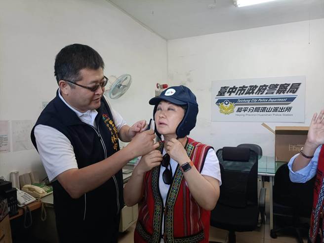 台中市和平警分局长林中兴替市长卢秀燕戴上御寒帽。（陈淑娥摄）