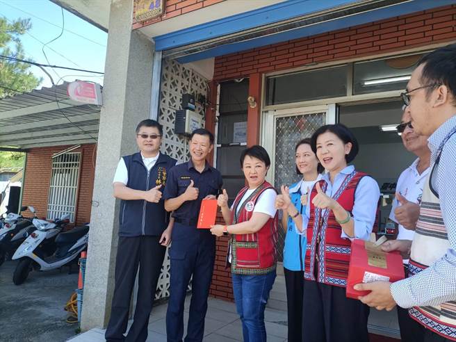 市长卢秀燕颁发加菜金及关心在原乡服务的员警执勤需求。（陈淑娥摄）