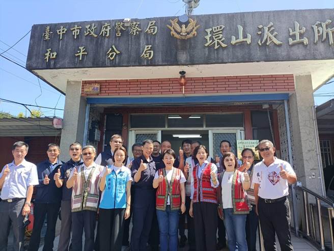 市长卢秀燕关心在原乡服务的员警执勤需求。（陈淑娥摄）