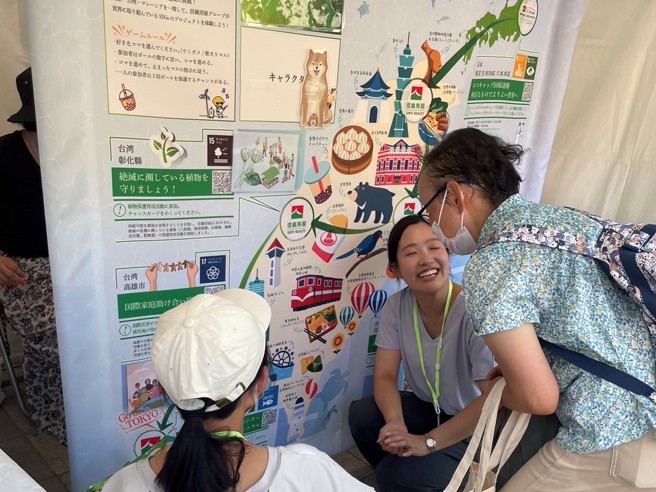 信义房屋不动产株式会社的同仁以互动游戏向日本民眾介绍信义房屋的永续作为。(图/信义房屋 提供)