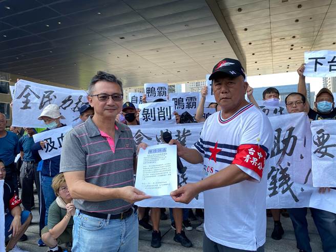 台中果菜市場總經理余家彥出面接受陳情書。（張亦惠攝）