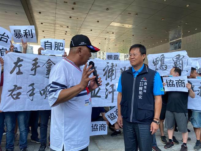 農業局主祕陳柏宏出面接受陳情，並承諾1周內給回應。（張亦惠攝）