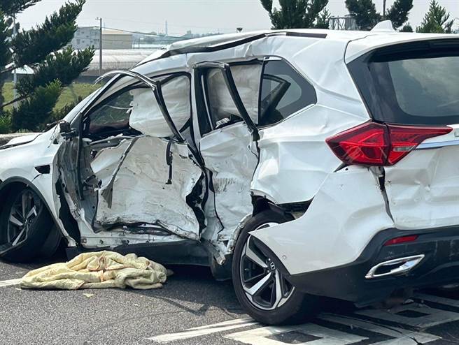 水上乡水上交流道近168线路口今上午9点多发生两车撞击事故，休旅车左侧车身严重凹陷，安全气囊爆开。（读者提供∕吕妍庭嘉义传真）