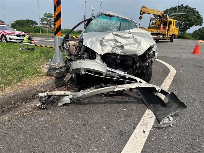 水上乡水上交流道近168线路口今上午9点多发生两车撞击事故，自小客右侧车身、头重扭曲变形几近撞烂。（读者提供∕吕妍庭嘉义传真）