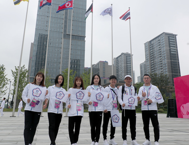 杭州亚运中华体操代表队参加升旗典礼。（郑任南摄）