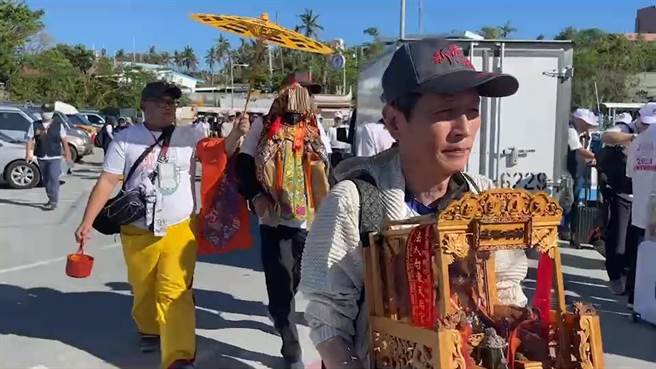 有「开台妈祖」之称的嘉义新港奉天宫妈祖今天一早前往绿岛，全台千位信徒涌入台东富冈渔港。（蔡旻妤摄）