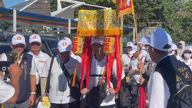 有「开台妈祖」之称的嘉义新港奉天宫妈祖今天一早前往绿岛，全台千位信徒涌入台东富冈渔港。（蔡旻妤摄）
