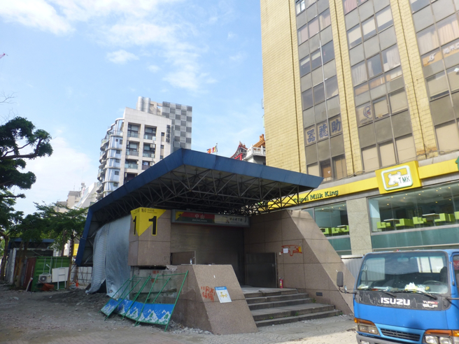 台北中山站美食眾多，一位网友急求200元的平价美食，引起网友讨论。（图／shutterstock）