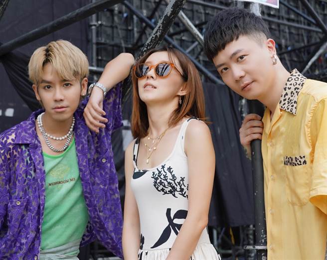 鼓鼓（左起）、白安及萧秉治在演出后台相见欢。（相信音乐提供）