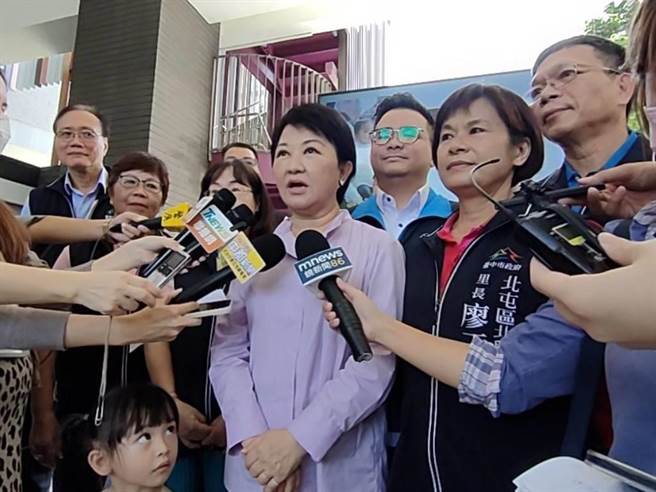 台中火力发电厂转型，加上民营中佳电厂通过环评与台电签约，台中迎来3座燃气机组。台中市长卢秀燕22日表示，台中欢迎燃气机组设置但必须拆煤或减煤。（潘虹恩摄）