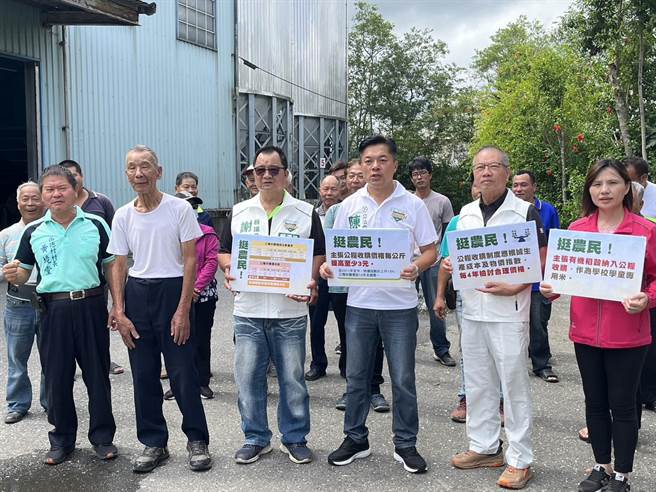 民进党宜兰县立委参选人陈俊宇（前排右三）发布「挺农民、顾生活」政见，主张争取公粮收购价格每公斤至少调高3元。（陈俊宇办公室提供／李忠一宜兰传真）