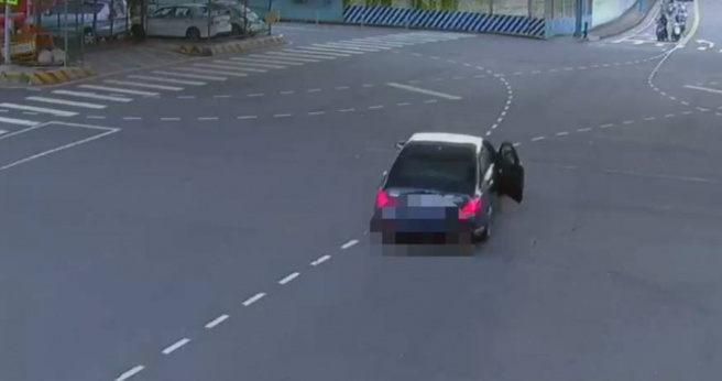 何男昨日下午载着陈姓女友行经新庄，陈女却突然开车想跳，更因此波及到胡男车辆。（图／翻摄画面）