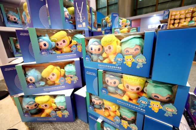 一进入零售店就会看到超可爱的吉祥物娃娃组合。(郑任南摄)