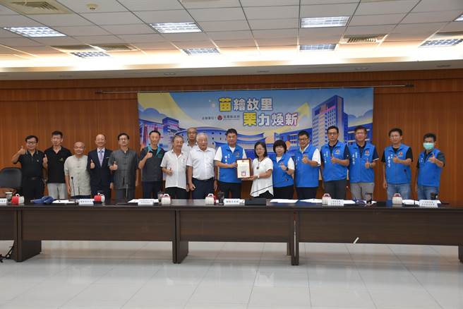 苗栗县政府针对天坑问题，22日邀集苗栗县建筑师公会举办连繫会报。（谢明俊摄）