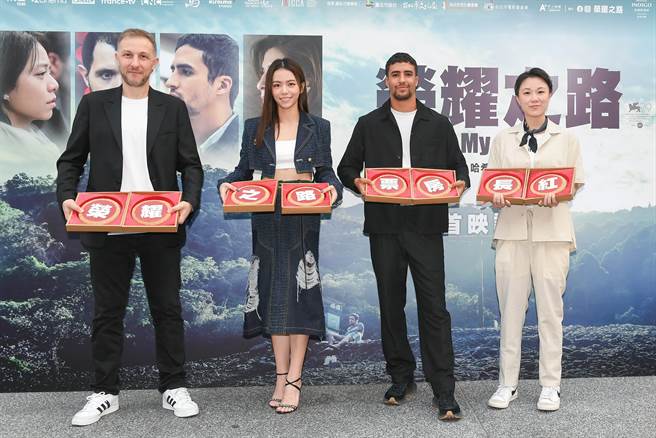 導演哈希德阿米（左起）、宋芸樺、沙伊恩布曼丁、製片人馬君慈收超大月餅慶中秋。（甲上娛樂提供）