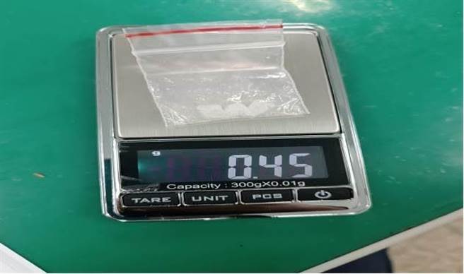 警方查获安非他命及吸食器等赃证物。（翻摄照片／林郁平台北传真）