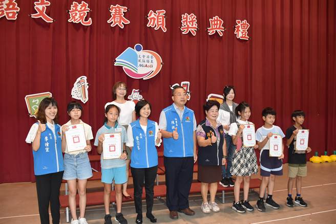 苗栗县政府举办语文竞赛复赛，22日由县府秘书长陈斌山颁奖表扬。（谢明俊摄）