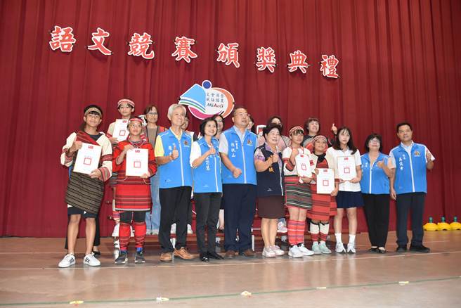 苗栗县政府举办语文竞赛复赛，22日由县府秘书长陈斌山颁奖表扬。（谢明俊摄）