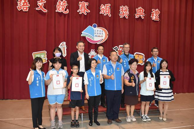 苗栗县政府举办语文竞赛复赛，22日由县府秘书长陈斌山颁奖表扬。（谢明俊摄）
