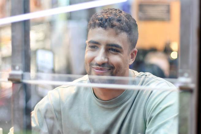 帅气脸庞跟实力兼具的法国男星沙伊恩布曼丁来台大啖牛肉麵。（陈俊吉摄）