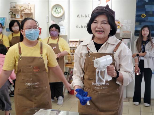 云林县长张丽善，图为她与身心障碍者庇护工场员工互动。（周丽兰摄）