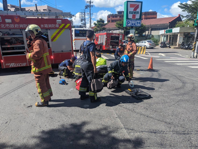 今（22日）下午1时许，一名工人于汐止某工地清理下水道时，疑因身体不适，突然倒地昏迷。（照片 / 消防局提供）
