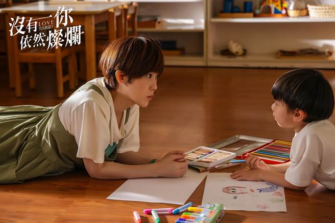 孙可芳饰演幼儿园老师与童星默契十足。（时创影业提供）