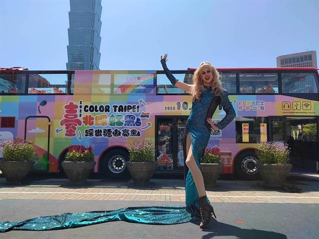 今年彩虹观光巴士游程将自10月1日开跑，共3条彩虹观巴路线，限量25趟。图为去年活动示意图。（北市观传局提供）