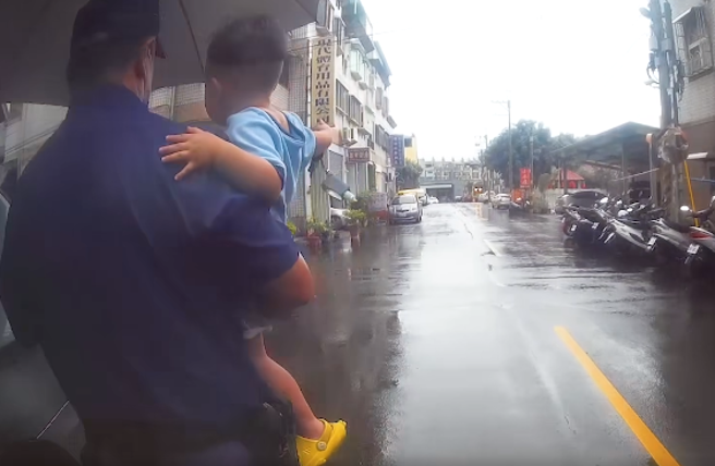 捏了把冷汗…2岁童淋雨逛大街，暖警巡逻「爸气外露」逐户找家。(翻摄脸书TCPB 局长室)