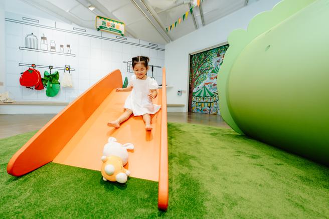 〈蔬菜游戏场〉由艺术家林玲蓉彩绘最受欢迎的红萝卜溜滑梯，小朋友特别带着兔兔玩偶一起溜（图片来源：高雄市文化局提供）
