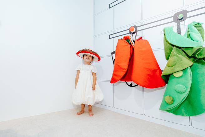 实践大学时尚设计学系助理教授林亮吟创作〈菜．不菜〉蔬菜服装，让小朋友可以装扮成香菇、蕃茄和豌豆（图片来源：高雄市文化局提供）
