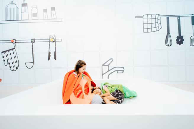 〈蔬菜澡堂〉有全国最大流理台，让打扮成蔬菜的小朋友去「洗菜」（图片来源：高雄市文化局提供）